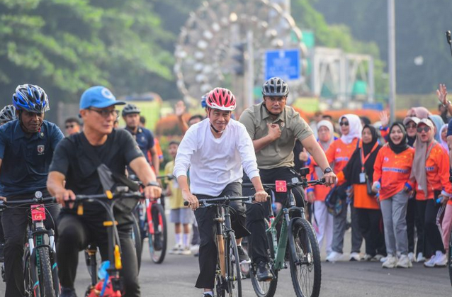 佐科威周日在雅加达苏迪曼-坦林区骑自行车 