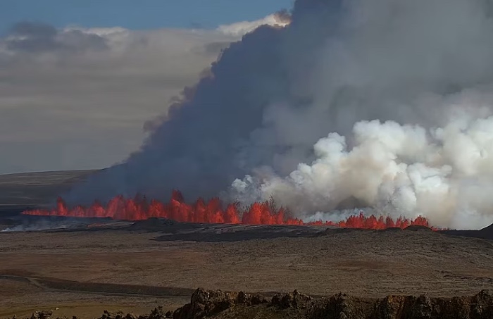 冰岛西南部一座火山再次爆发，数千人疏散至安全地带 