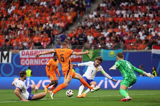 欧洲杯：乌克兰逆转斯洛伐克，荷兰战平法国，波兰成首支出局球队