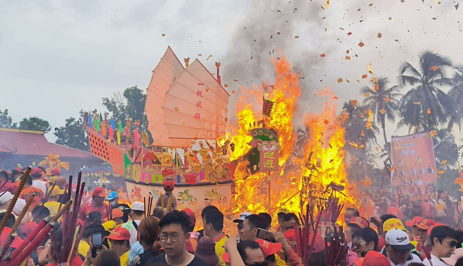 廖省罗干县举行焚烧驳船仪式
