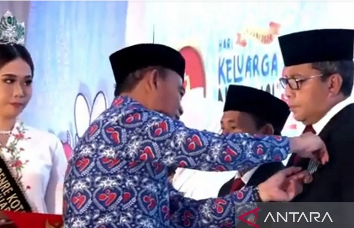 五位对国家做出巨大贡献人士荣获荣誉奖章