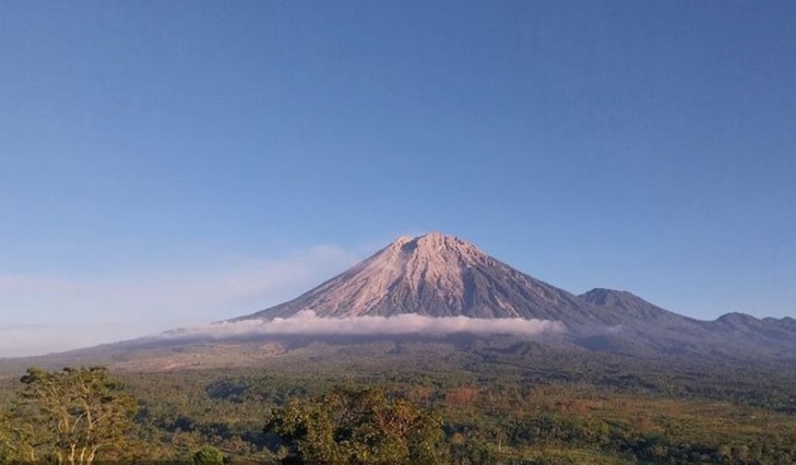 塞梅鲁火山再度喷发，火山灰柱达1000米