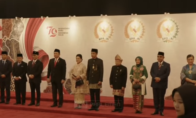 佐科威身着巴达维服装出席人协年会 