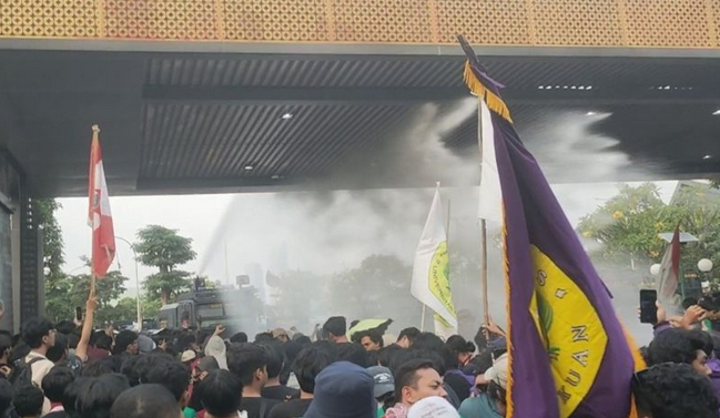 警察向国会抗议者发射高压水枪