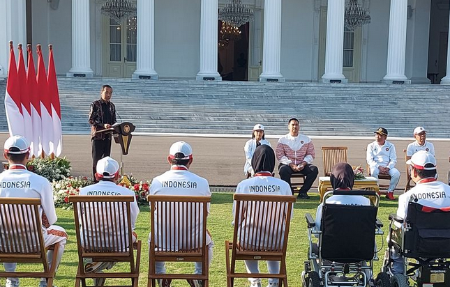 佐科威向巴黎残运会获奖运动员颁发奖金 