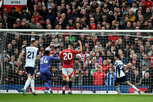 英超：曼联0-3惨败热刺 