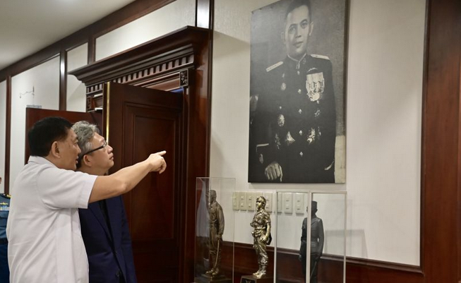 国防部长沙弗里会见中国驻印尼大使王鲁彤 