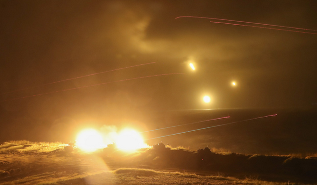 台湾夜间举行镇疆演习实弹射击训练  