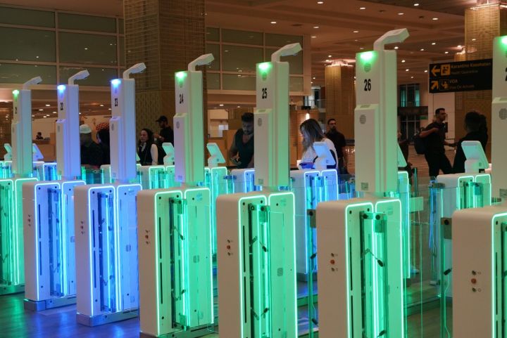 持有永久居留许可外国人可使用出入境自动门  