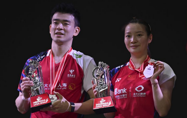 中国混双冠军郑思维宣布退出国际赛场