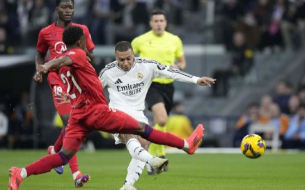 西甲：皇马4-2塞维利亚 