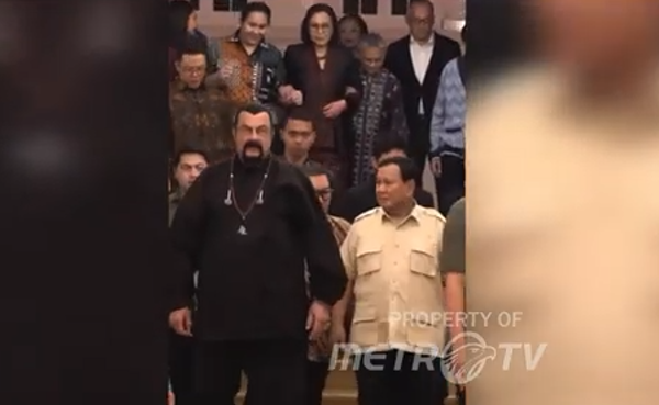 普拉博沃在雅加达与美国演员史蒂文·西格尔偶遇 