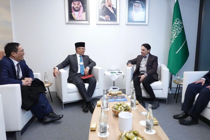 苏吉约诺同沙特外交大臣举行会谈