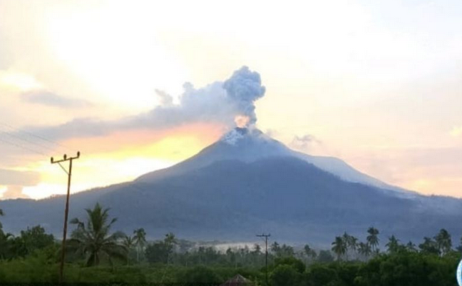 勒沃多比火山再次喷发，烟雾高达900米 
