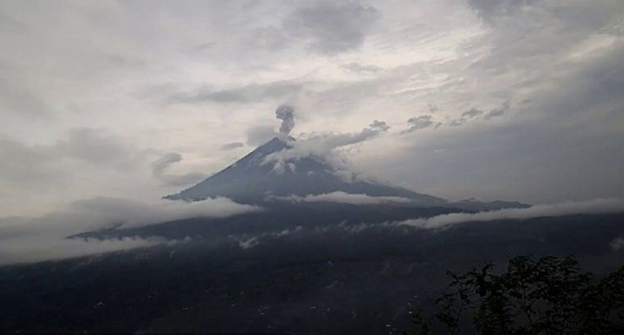 赛梅鲁火山喷发岩浆致通往马朗路线切断