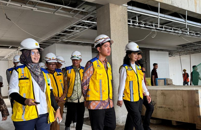 吉布兰视察万丹省谢赫纳瓦维大学建设情况 