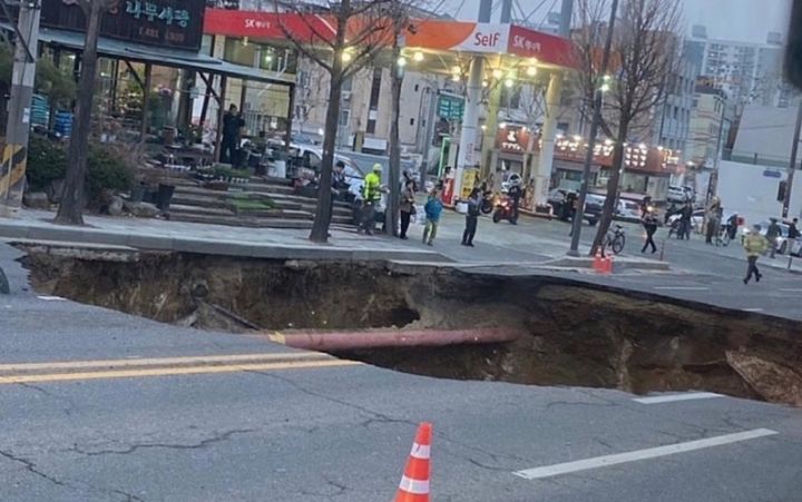 韩国首尔突现出现深坑，吞噬摩托车手 