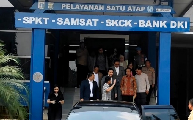 佐科威前往雅加达警察局举报大学文凭问题 