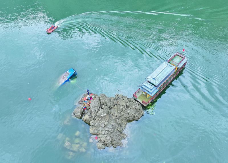 中国贵州黔西市发生游船倾覆事故，已致10人死亡