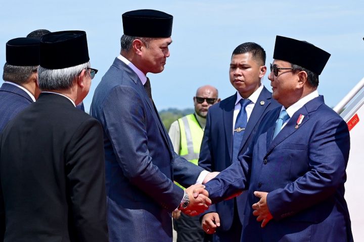 普拉博沃抵达文莱 