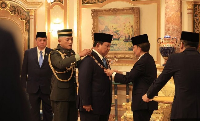 文莱苏丹授予普拉博沃最高荣誉勋章 