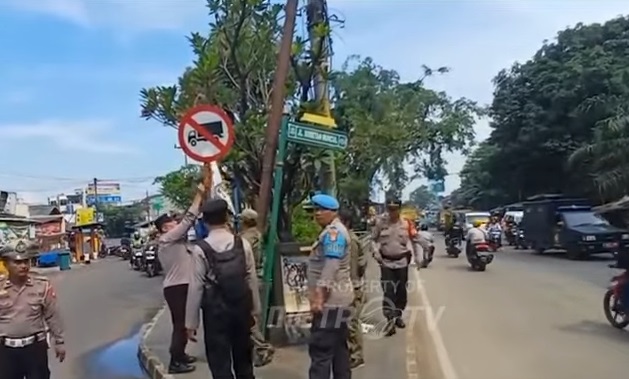 联合执法人员强制拆除违规民间组织标志物