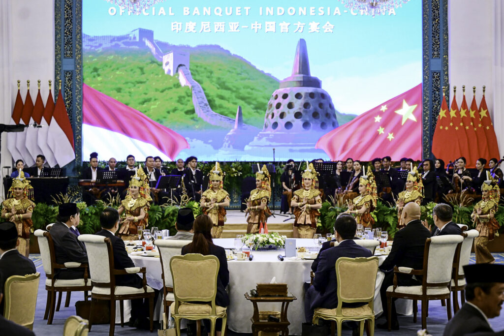 李强出席普拉博沃举行的欢迎仪式 