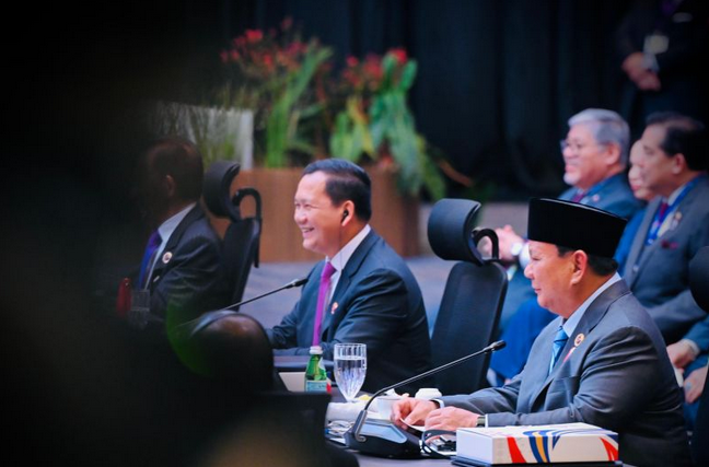 普拉博沃与新加坡总理黄循财举行双边会晤 