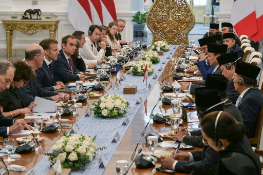 普拉博沃与法国总统马克龙举行双边会谈 