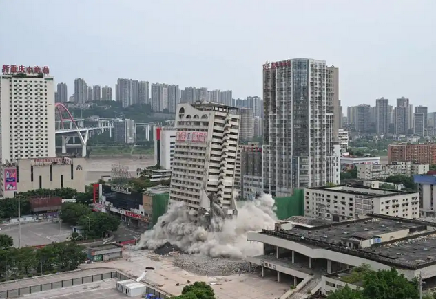 重庆站标志性建筑华铁宾馆被爆破拆除