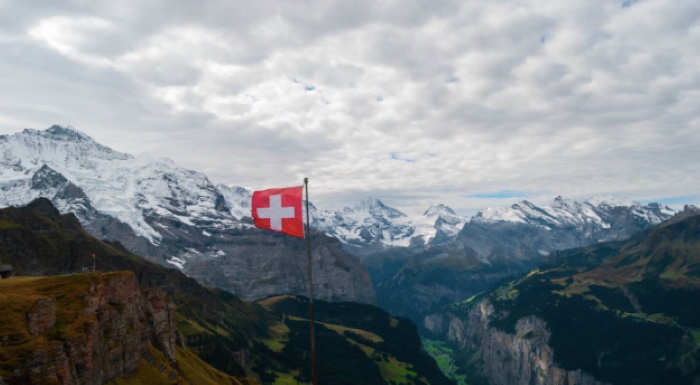  瑞士阿尔卑斯山区发生冰川坍塌，约300人接到撤离命令