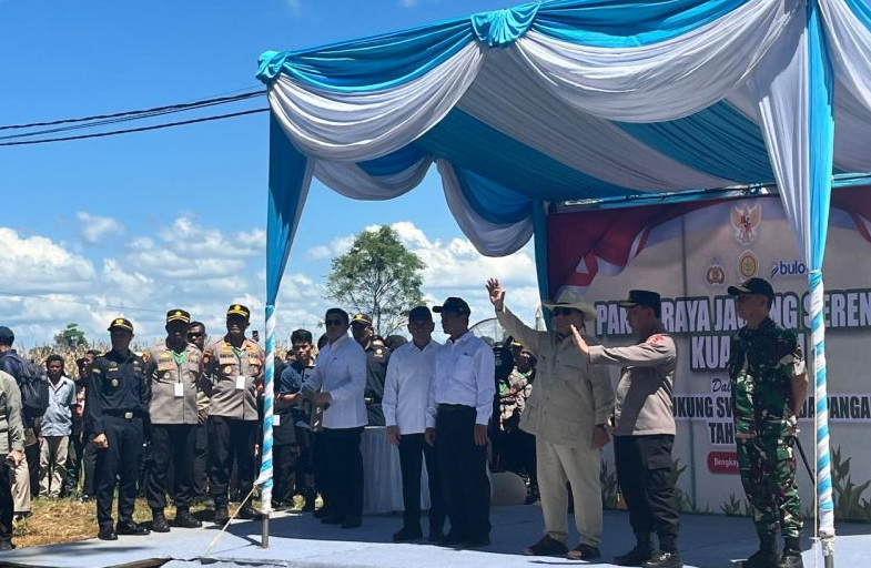 普拉博沃主持西加里曼丹红白粮食公司玉米仓库和烘干厂落成仪式 