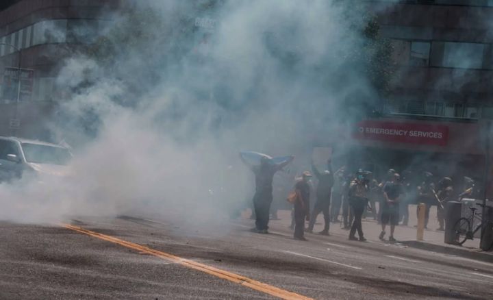 美洛杉矶爆发移民冲突，特朗普部署国民警卫队 