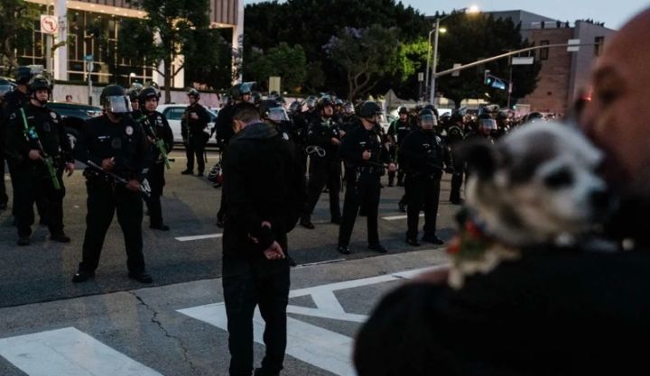美洛杉矶对抗议者进行大规模逮捕