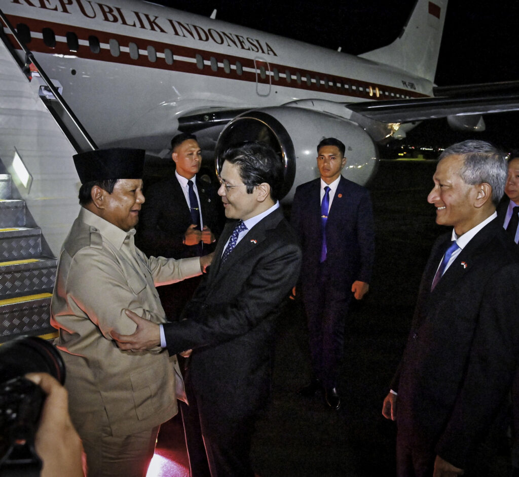 普拉博沃抵达新加坡，总理黄循财到机场迎接 