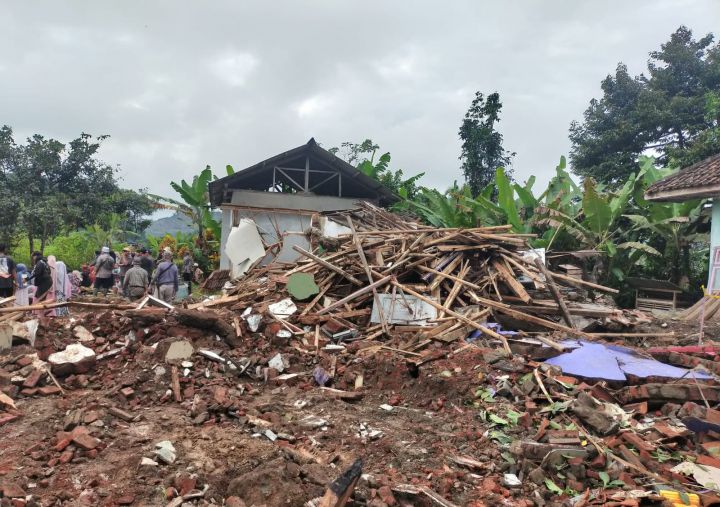 西爪哇省对普尔瓦卡塔土体位移灾害采取紧急应对措施 