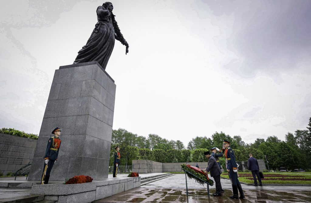普拉博沃向圣彼得堡皮斯卡廖夫公墓纪念碑献花圈