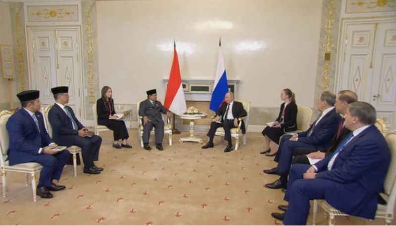 普拉博沃在圣彼得堡会见俄总统普京 