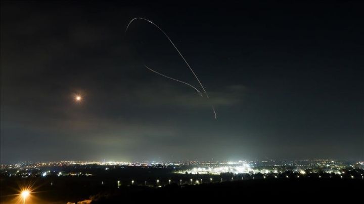 伊朗向以色列南部发射导弹袭击引发火灾