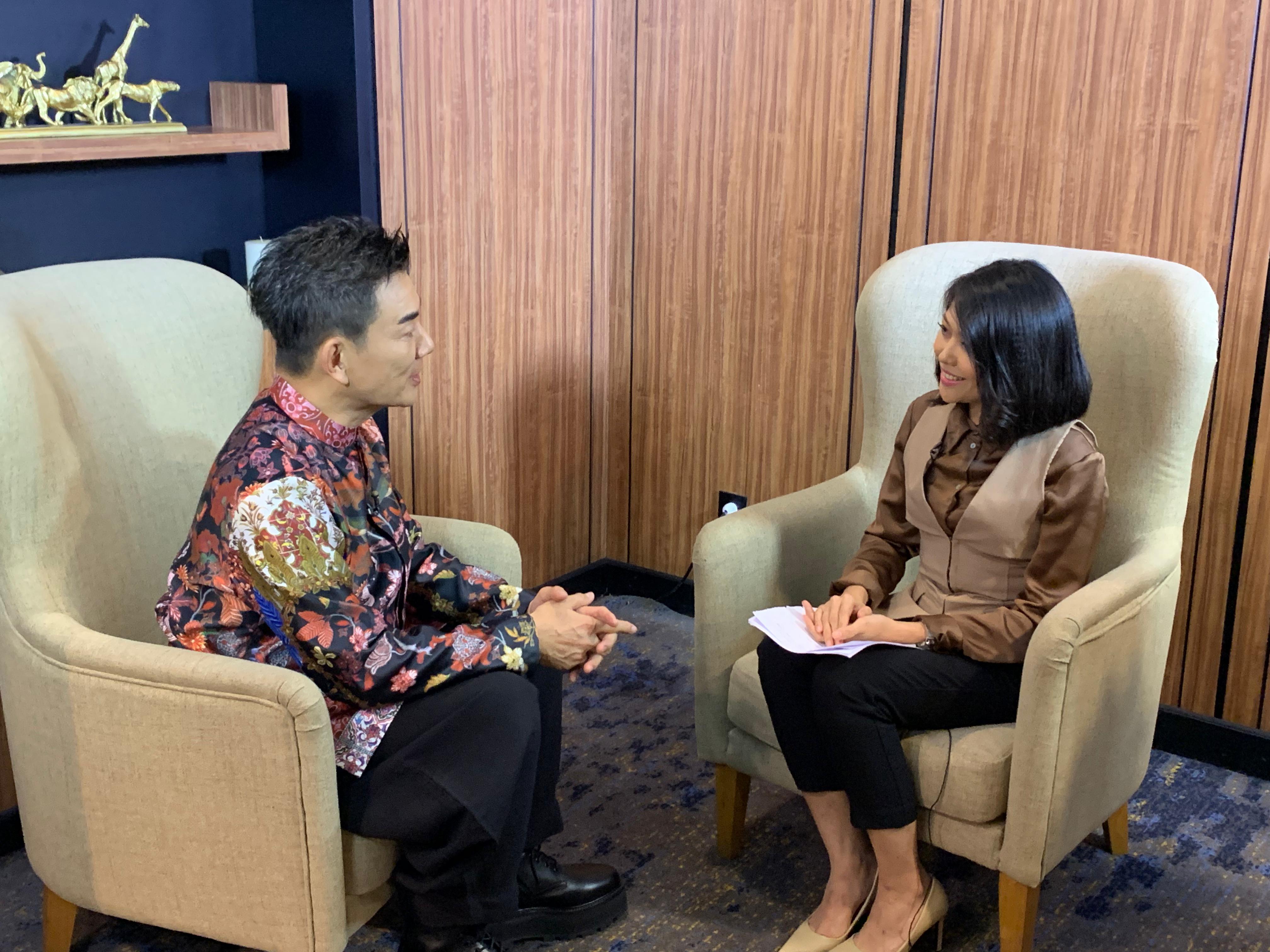 著名华语歌手任贤齐接受美都新闻专访 