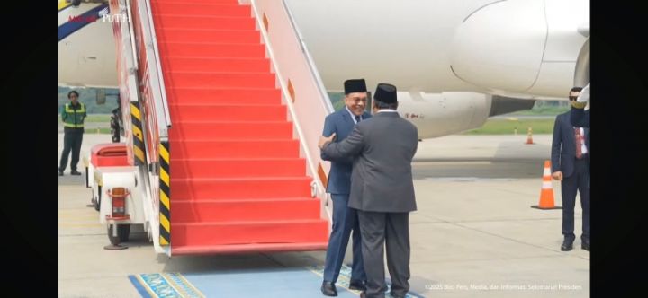 安瓦尔总理抵达印尼，普拉博沃到机场迎接 