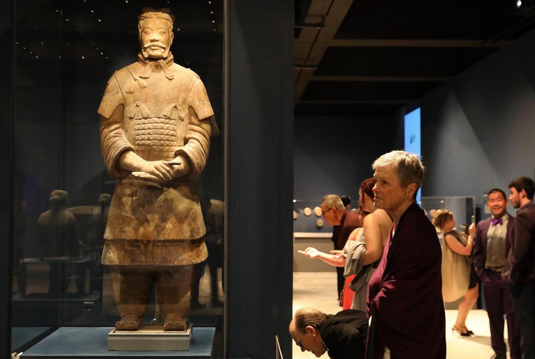 兵马俑特展在美加州橙县鲍尔斯博物馆举行 