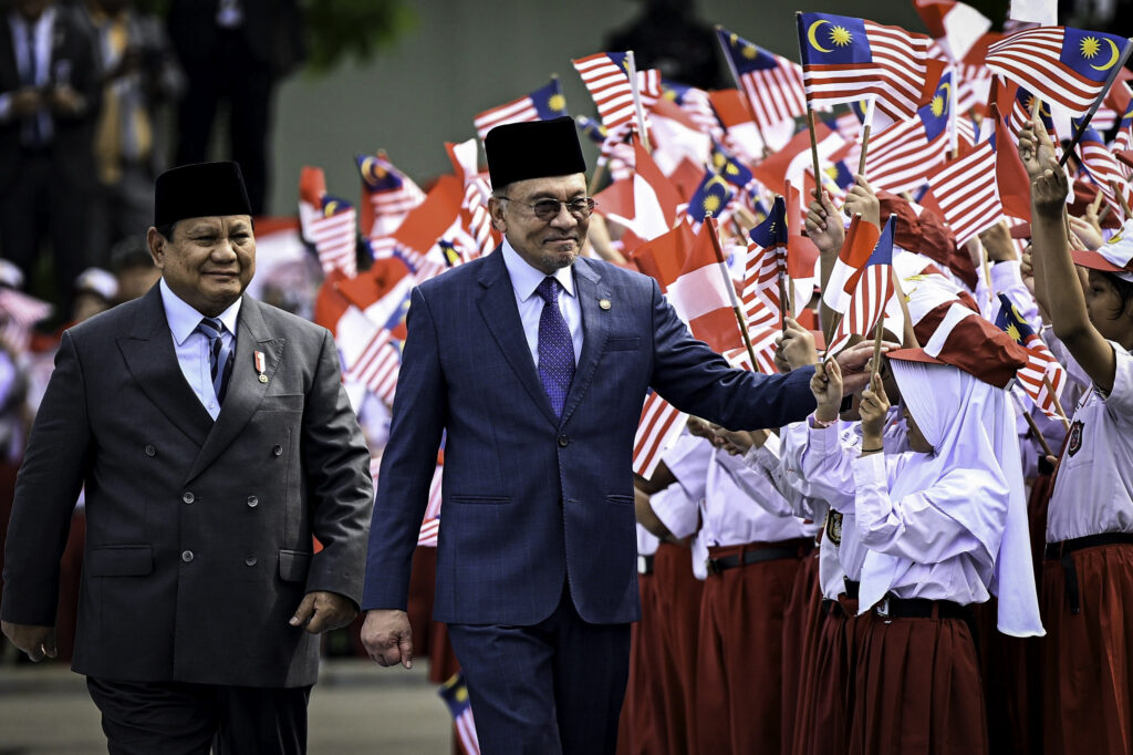 普拉博沃为来访安瓦尔总理举行欢迎仪式