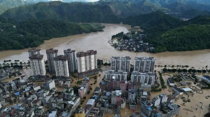 中国多地因暴雨引发严重洪灾 