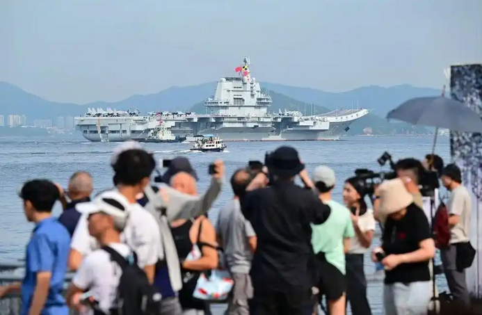 中国海军航母“山东舰”抵达香港