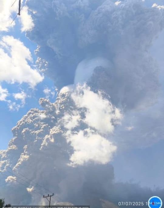 勒沃托比火山再次爆发，灰柱高达1.8万米