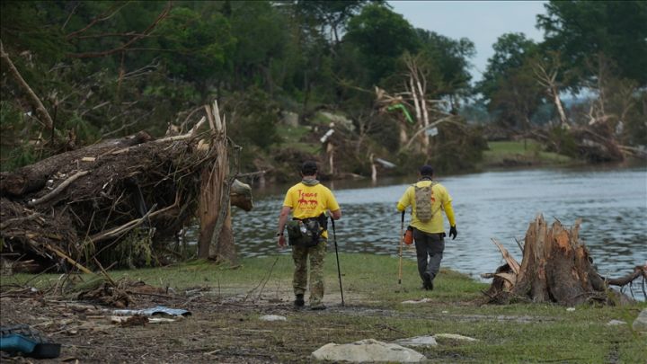 美国德州洪灾造成160多人失踪 