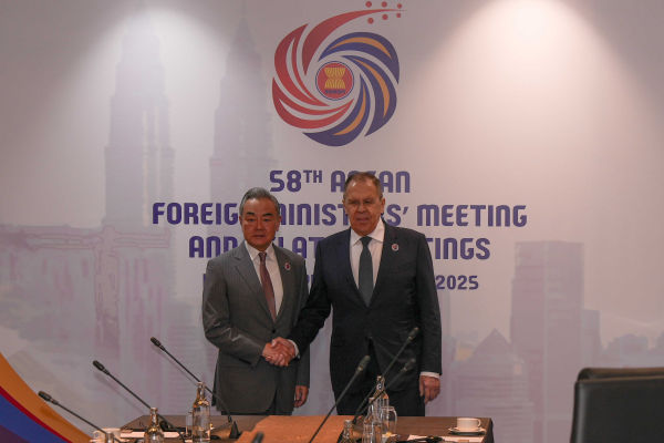 中国外长王毅会见俄外长拉夫罗夫