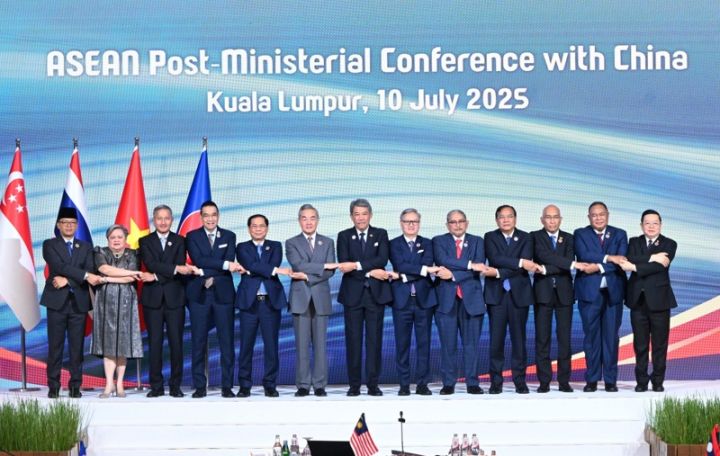 中美外长东盟外长会议上隔空交锋  