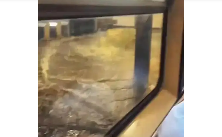 纽约地铁因暴风积水，乘客被困在车厢